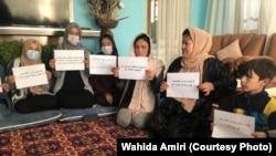 Афганские женщины проводят акцию протеста против правления талибов в частном доме в Кабуле. Это часть кампании активисток Афганистана за их права на работу, образование и полноценное участие в правительстве и обществе. Афганистан, Кабул, октябрь 2021 года