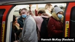 Utasok maszkban a londoni metrón 2021. november 30-án.