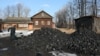 Заготовка угля для школы в деревне Ивановской области (архивное фото)