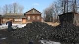 Заготовка угля для школы в деревне, иллюстративное фото