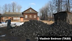Заготовка угля в деревне, иллюстративное фото
