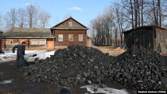 Заготовка угля в деревне, иллюстративное фото