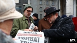 Тома Биков (дясно) и Любен Дилов-син по време на акцията в подкрепа на "Труд"
