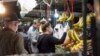 Qytetarët duke blerë gjëra ushqimore në një treg në Shkup. Fotografi nga arkivi. 