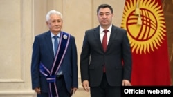 Турсунбек Акун и Садыр Жапаров на церемонии вручения ордена.