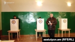 Armenia - Former Vanadzor Mayor Mamikon Aslanian prepares to cast a ballot in a local election, December 6, 2021