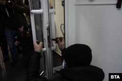 Представители на Министерството на културата и полиция се опитват да запечатат помещенията в редакцията на "Труд"