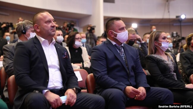 Në anën e djathtë, me maskë të bardhë, trajneri Driton Kuka dhe në anën tjetër kryetari i Federatës së Xhudos së Kosovës, Agron Kuka.