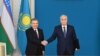 Президент Казахстана Касым-Жомарт Токаев (справа) обменивается рукопожатием с президентом Узбекистана Шавкатом Мирзиёевым. Нур-Султан, 6 декабря 2021 года