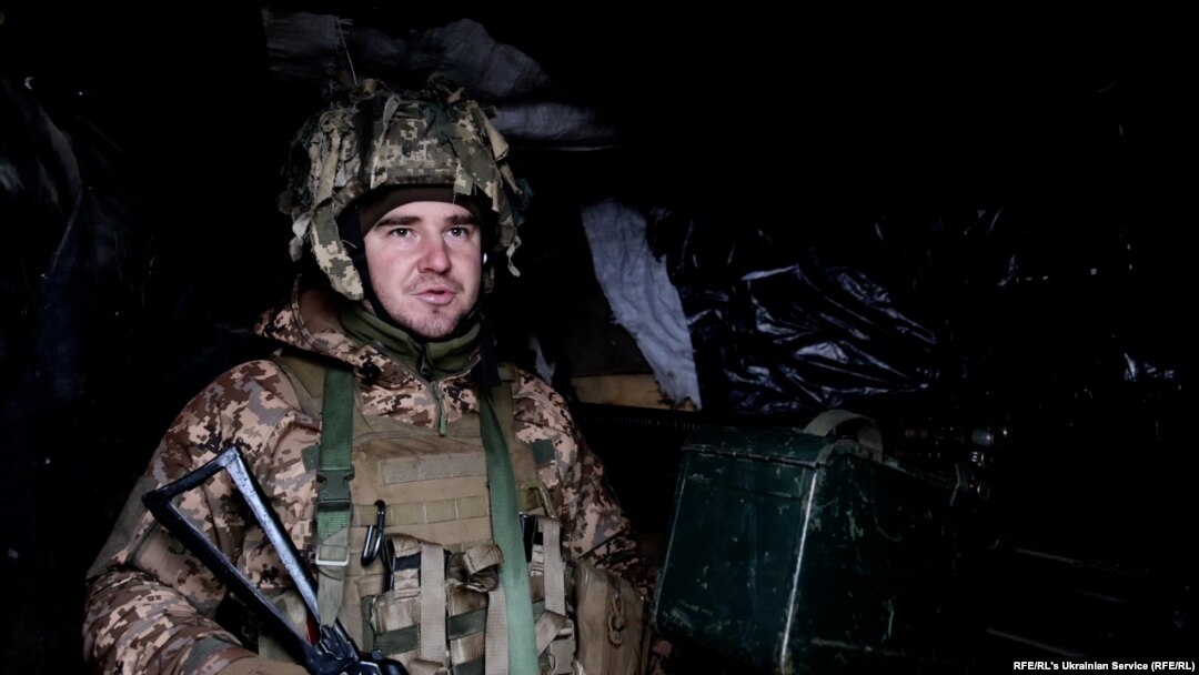 Un soldat ucrainean a spus pentru RFE/RL că „ne putem aștepta la orice”. Dialog purtat pe 4 decembrie 2021, la două zile după ce un coleg de-al său de război în vârstă 22 de ani a fost ucis de către un lunetist.