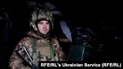 Un soldat ucrainean a spus pentru RFE/RL că „ne putem aștepta la orice”. Dialog purtat pe 4 decembrie 2021, la două zile după ce un coleg de-al său de război în vârstă 22 de ani a fost ucis de către un lunetist.