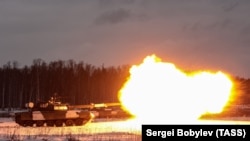 Танки Т-80У во время боевых стрельб