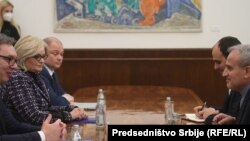 Predsednik Srbije Aleksandar Vučić (levo) razgovarao je 7. novembra sa ambasadorom Irana Rašidom Hasanpurom (desno) o unapređenju saradnje dveju zemljalja