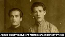 Tatăl Rozei Shovkrinskaya, Yusup (dreapta), a fost arestat în 1937 și a murit într-un lagăr câțiva ani mai târziu.