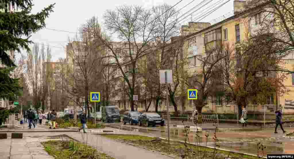 Вулиця Яблочкова &ndash; центральна магістраль селища Сімферопольських енергетиків