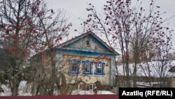 Авылдагы йортларның берсе
