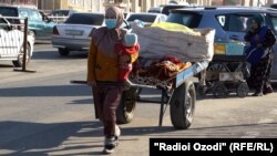 Саломат Раҷабова мегӯяд, ки чаҳор фарзанд дорад. Хурдияш панҷмоҳа аст 