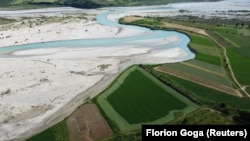 Prin regiunea Balcanilor, zonă cu risc înalt de secetă, curge Vjosa - ultimul râu sălbatic al Europei.