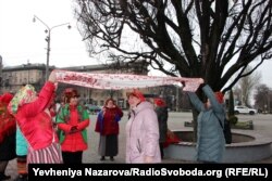 Організаторки акції принесли з собою обереговий рушинк, під яким всі охочі могли загадати бажання