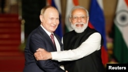 Рускиот претседател Владимир Путин се ракува со индискиот премиер Нарендра Моди. Њу Делхи, Индија, 6 декември 2021 година. 