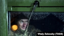 Një ushtarë nga Ukraina në një paradë ushtarake në këtë shtet.