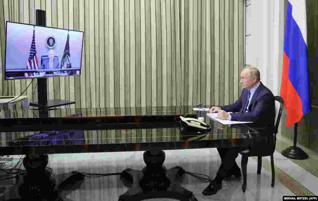 САД / РУСИЈА - Заврши средбата преку видео врска на американскиот претседател Џо Бајден и рускиот претседател Владимир Путин, јавува агенцијата Ројтерс. Двајцата лидери разговараа во време на зголемени тензии поради трупањето на руски војници на украинската граница поради што западните земји стравуваат дека Москва се подготвува да го нападне својот јужен сосед.