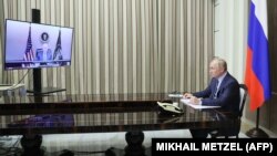Președintele rus Vladimir Putin poartă discuții cu președintele american Joe Biden printr-o legătură video stabilită la Soci pe 7 decembrie.