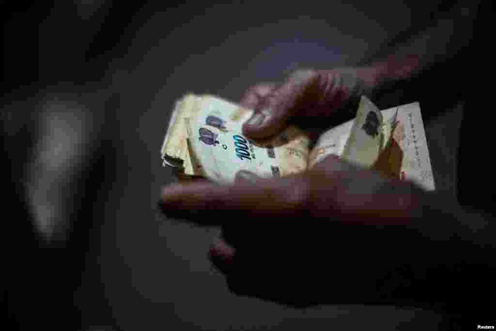 Januárban Milei kormánya bejelentette Argentína első költségvetési többletét 14 év után. De ennek ára volt. Az energia- és közlekedési támogatásokat drasztikusan csökkentették. Ezzel párhuzamosan a nyugdíjasok vásárlóereje 23%-kal csökkent Milei hatalomra kerülése óta – mondja Enrique Dentice közgazdász a Reutersnek. „Ma a nyugdíjasok számára a legfontosabb, hogy tudjanak maguknak élelmiszert venni” – mondta Dentice. „Nem világos, hogy ez hogyan fog javulni. A kormány álláspontja a „várjunk és nézzük meg”, de az idő telik, és a nyugdíjasok nem tudnak várni” - teszi hozzá a közgazdász