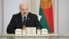 Predloženim ustavnim promjenama bi se postavilo ograničenje od dva mandata, svaki na po pet godina. Međutim, ograničenja će se primjenjivati samo ubuduće, što znači da bi Aleksandar Lukašenko (na fotografiji, oktobar 2021.) mogao vladati do svoje 81. godine.