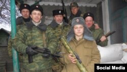 Иллюстрационное фото. Спереди других боевиков 16-летний Вадим Шнип, вооруженный РПГ-18