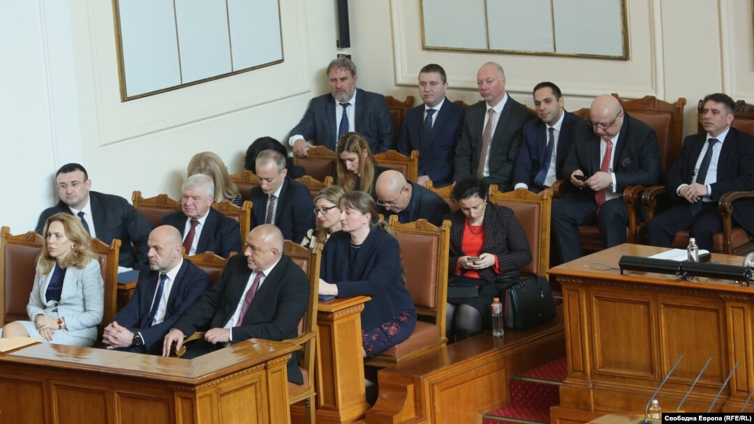 Правителството по време на заседанието на парламента в петък, на което беше обявено извънредно положение за срок от един месец