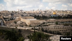 Pogled na Jerusalem sa Planine maslina pokazuje Kupolu na stijeni, koja se nalazi u starom gradu na kompleksu poznatom muslimanima kao Plemenito utočište, a Jevrejima kao Brdo hrama, fotografija iz 2020. godine.