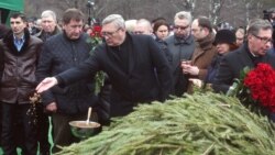 Михаил Касьянов на могиле Немцова