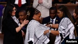 Deputatele democrate Rashida Tlaib, Cori Bush și Summer Lee au venit în Congres cu baticuri palestiniene, sugerând opoziția din Partidul Democrat față de politicile președintelui Biden în sprijinul operațiunilor Israelului în Fâșia Gaza.