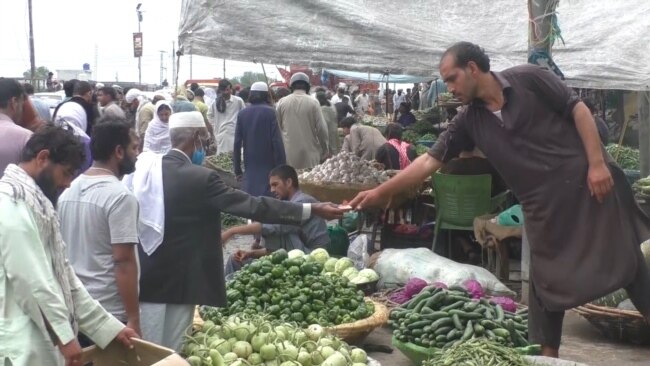 Pakistan Markets Reopen But Few Wear Masks