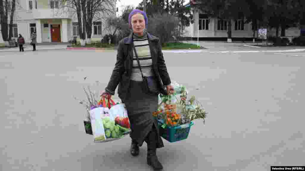 O doamnă cu flori la Coșnița, &icirc;n st&icirc;nga Nistrului.