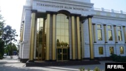 Türkmenistanyň Bilim ministrliginiň binasy. Aşgabat, 2011.