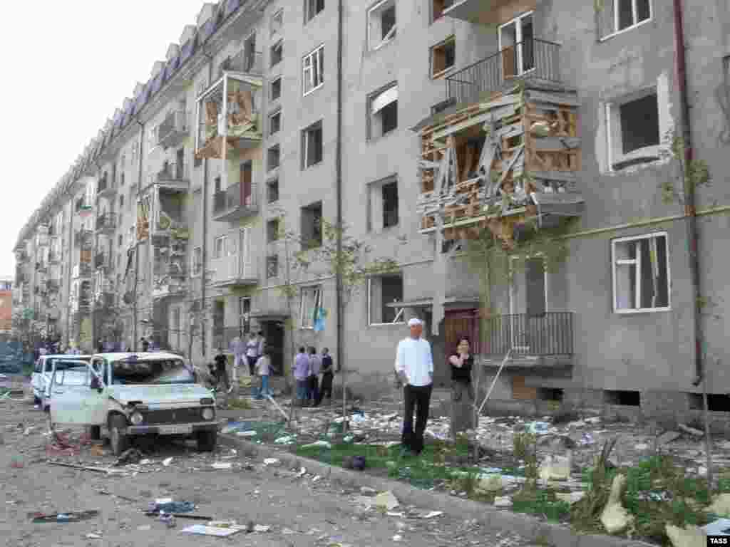 В Назрани в результате взрыва у здания городского отдела внутренних дел погибли 20 человек. Ранены около 80, среди них 11 детей