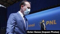 Ludovic Orban spune că este ilegal ca un angajat al Guvernului să lucreze pentru candidatul Florin Cîțu. Imagine generică, premierul în prim plan, liderul PNL în plan secund. 