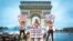 Актывісткі Femen пад Трыюмфальнай аркай 