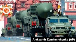 Ռուսաստան - RS-24 Yars ( PC-24 «Ярс») բալիստիկ հրթիռները Մոսկվայի Կարմիր հրապարակում Հաղթանակի օրվան նվիրված զորահանդեսի ժամանակ, 24-ը հունիսի, 2020թ․