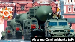 RS-24 Yars interkontinentális ballisztikus rakétákat szállítanak a moszkvai Vörös térre, a 2020. június 24-én tartott katonai felvonuláson. 