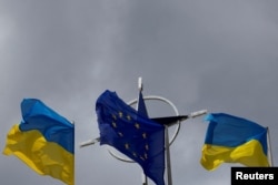 Центр Києва, Європейська площа. Прапори ЄС, членство в якому Україні «світить», можливо, вже невдовзі. І символ НАТО, в якому поки що Україну не бачать як члена