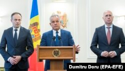 Liderii Partidului Democrat, Vladimir Plahotniuc (centru), Andrian Candu (stânga) şi Pavel Filip, după consultări la președinție. 2 aprilie 2019