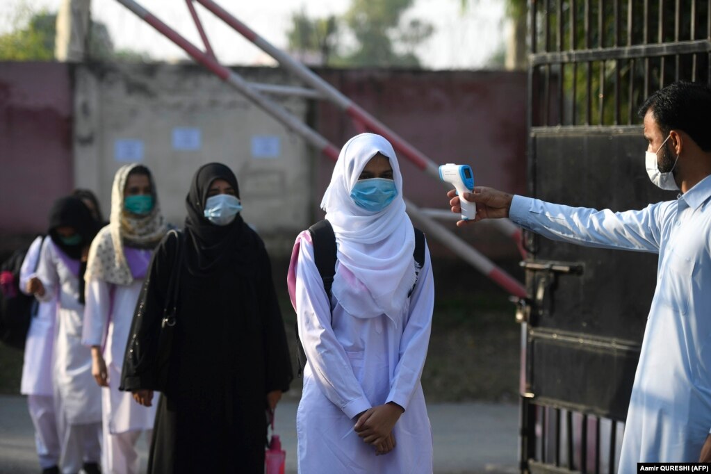 Працівник коледжу Ісламбаду перевіряє температуру в студентів, 15 серпня &nbsp;
