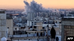 Мъж наблюдава резултата от ракетен удар по Техеран от покрива на сграда, 3 март 2026 г.