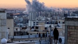 Әуе шабуылынан кейін көкке көтерілген түтінге алыстан қарап тұрған адам. Иран, Тегеран, 3 наурыз, 2026 жыл.