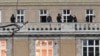 Поліцейські на балконі університету в центрі Праги, 21 грудня 2023 року
