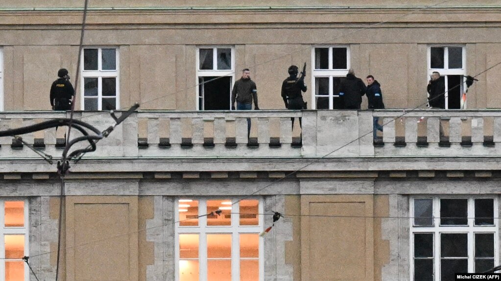 Вооружена полиција е видена на балконот на универзитетот во центарот на Прага, на 21 декември 2023 година.