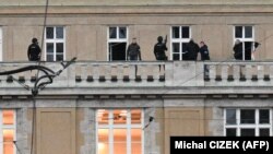 Поліцейські на балконі університету в центрі Праги, 21 грудня 2023 року